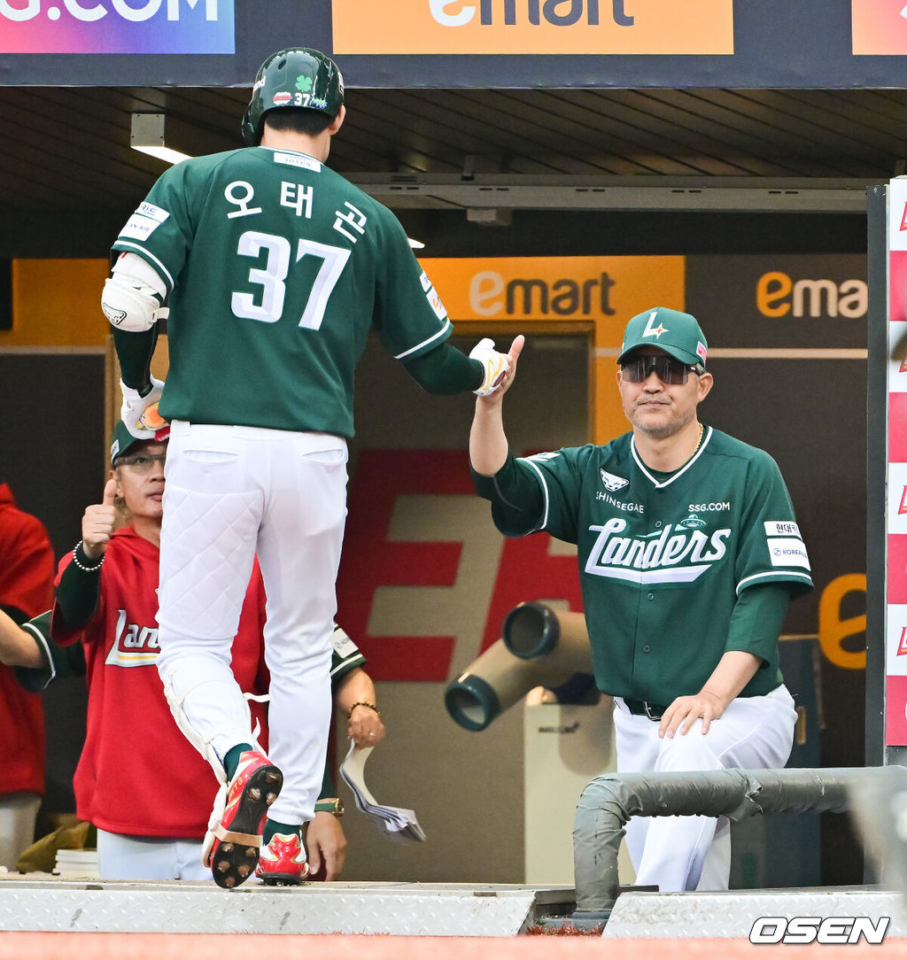 21일 오후 인천 SSG랜더스필드에서 ‘2025 신한 SOL BANK KBO리그’ SSG 랜더스와 KIA 타이거즈의 경기가 진행됐다.이날 SSG는 김광현을, KIA는 양현종을 선발투수로 내세웠다.6회말 SSG 선두타자 오태곤이 솔로홈런을 날리고 이숭용 감독과 하이파이브를 하고 있다. 2025.06.21 / soul1014@osen.co.kr