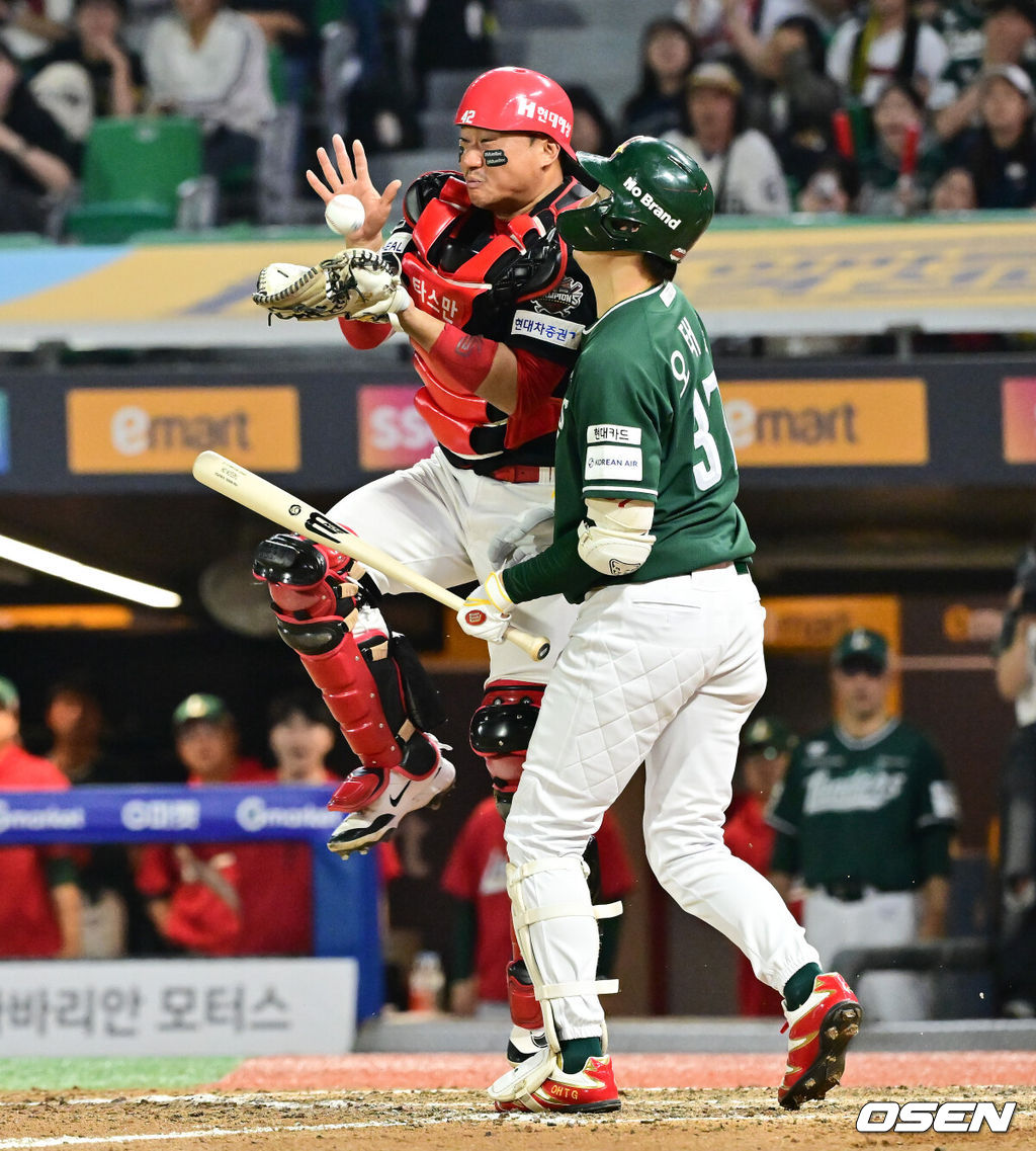 프로야구 SSG 랜더스와 KIA 타이거즈가 연장 11회까지 가는 혈투를 벌였지만 승부를 내지 못했다.SSG와 KIA는 21일 인천 SSG랜더스필드에서 열린 ‘2025 신한은행 SOL Bank KBO리그’ 팀간 6차전에서 5-5 무승부를 거뒀다. 연장11회말 무사 2루 SSG 오태곤의 번트 타구를 김태군 포수가 잡아내고 있다. 2025.06.21 / soul1014@osen.co.kr