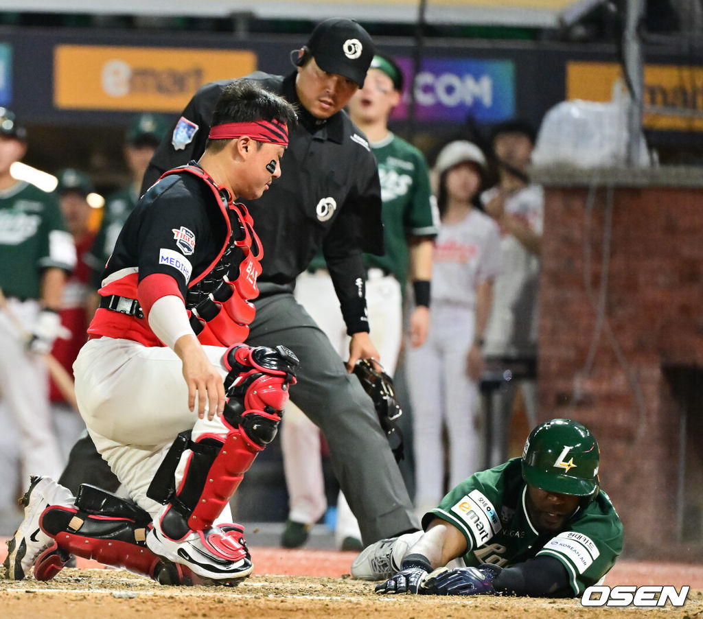 21일 오후 인천 SSG랜더스필드에서 ‘2025 신한 SOL BANK KBO리그’ SSG 랜더스와 KIA 타이거즈의 경기가 진행됐다.이날 SSG는 김광현을, KIA는 양현종을 선발투수로 내세웠다.9회말 2사 1,2루 SSG 박성한의 안타때 KIA 김태군 포수가 2루 주자 에레디아를 태그아웃시키고 있다 2025.06.21 / soul1014@osen.co.kr