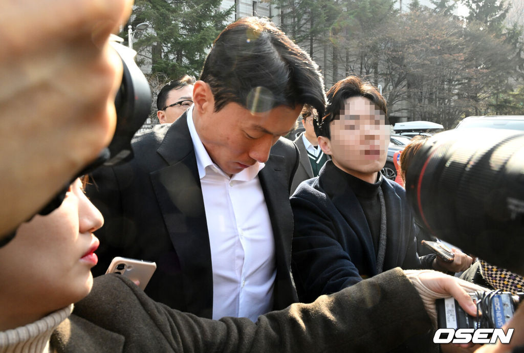 축구 선수 황의조(알라니아스포르)가 14일 서울 서초구 서울중앙지법에서 열린 1심 선고 공판에 출석했다.성폭력범죄의처벌등에관한특례법위반 협의로 기소된 황의조는 1심에서 징역 1년에 집행유예 2년을 선고 받았다. 황의조가 1심 선고 공판을 마치고 취재진에 둘러싸여 질문에 답을 하고 있다. 2025.02.14 /jpnews@osen.co.kr