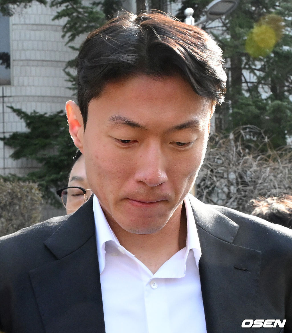 축구 선수 황의조(알라니아스포르)가 14일 서울 서초구 서울중앙지법에서 열린 1심 선고 공판에 출석했다.성폭력범죄의처벌등에관한특례법위반 협의로 기소된 황의조는 1심에서 징역 1년에 집행유예 2년을 선고 받았다. 황의조가 1심 선고 공판을 마치고 취재진에 둘러싸여 질문에 답을 하고 있다. 2025.02.14 /jpnews@osen.co.kr