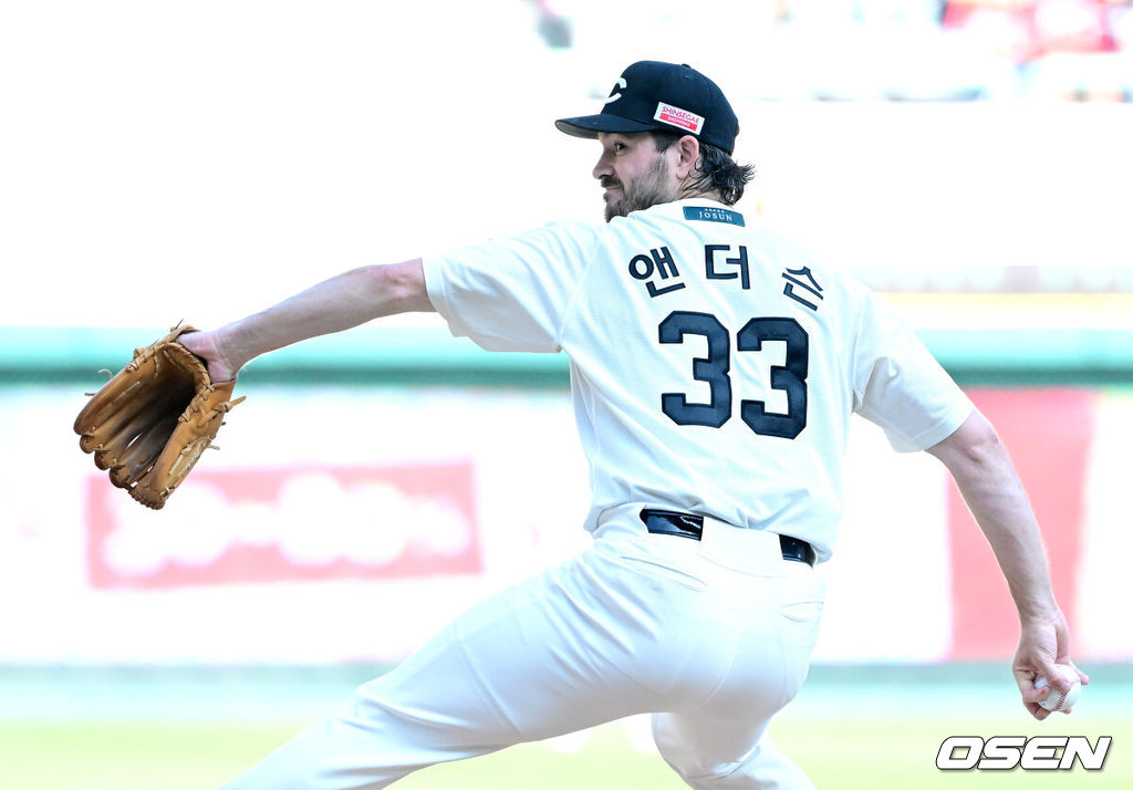 22일 인천 SSG랜더스필드에서 ‘2025 신한 SOL Bank KBO리그’ SSG 랜더스와 KIA 타이거즈의 경기가 열렸다.홈팀 SSG은 드류 앤더슨, 방문팀 KIA는 제임스 네일을 선발로 내세웠다.1회초 SSG 선발 드류 앤더슨이 힘차게 공을 뿌리고 있다. 2025.06.22 / dreamer@osen.co.kr