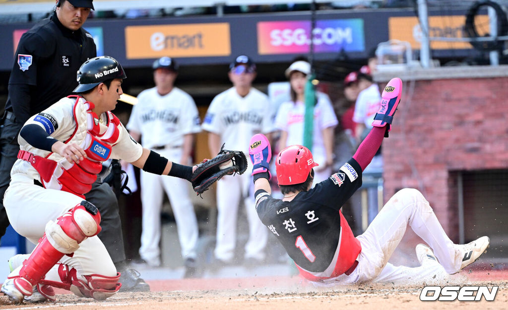 22일 인천 SSG랜더스필드에서 ‘2025 신한 SOL Bank KBO리그’ SSG 랜더스와 KIA 타이거즈의 경기가 열렸다.홈팀 SSG은 드류 앤더슨, 방문팀 KIA는 제임스 네일을 선발로 내세웠다.5회초 2사 1, 2루 상황 KIA 위즈덤의 선제 1타점 적시타 때 2루 주자 박찬호가 홈으로 쇄도해 세이프되고 있다. 2025.06.22 / dreamer@osen.co.kr