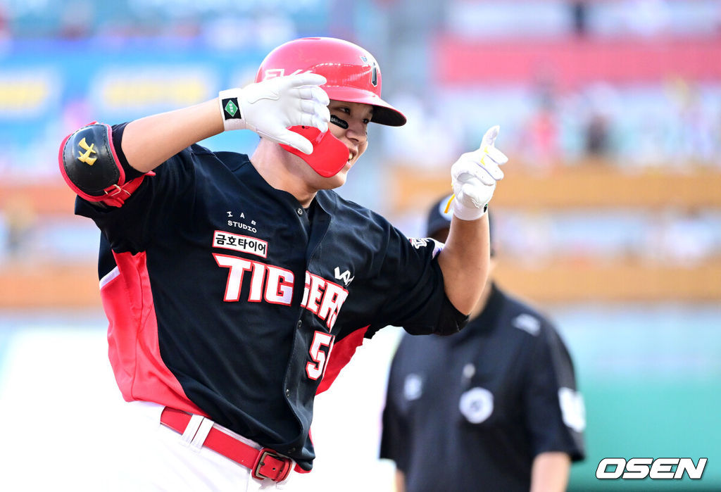 22일 인천 SSG랜더스필드에서 ‘2025 신한 SOL Bank KBO리그’ SSG 랜더스와 KIA 타이거즈의 경기가 열렸다.홈팀 SSG은 드류 앤더슨, 방문팀 KIA는 제임스 네일을 선발로 내세웠다.7회초 1사 주자없는 상황 KIA 오선우가 달아나는 중월 솔로포를 날리고 그라운드를 돌며 기뻐하고 있다. 2025.06.22 / dreamer@osen.co.kr
