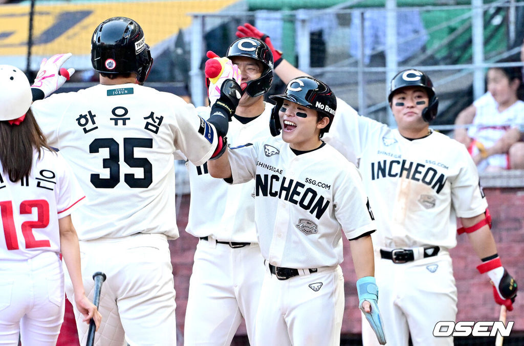 22일 인천 SSG랜더스필드에서 ‘2025 신한 SOL Bank KBO리그’ SSG 랜더스와 KIA 타이거즈의 경기가 열렸다.홈팀 SSG는 드류 앤더슨, 방문팀 KIA는 제임스 네일을 선발로 내세웠다.7회말 1사 1, 2루 상황 SSG 한유섬이 역전 우월 스리런포를 날리고 홈을 밟으며 선행주자들과 기뻐하고 있다. 2025.06.22 / dreamer@osen.co.kr