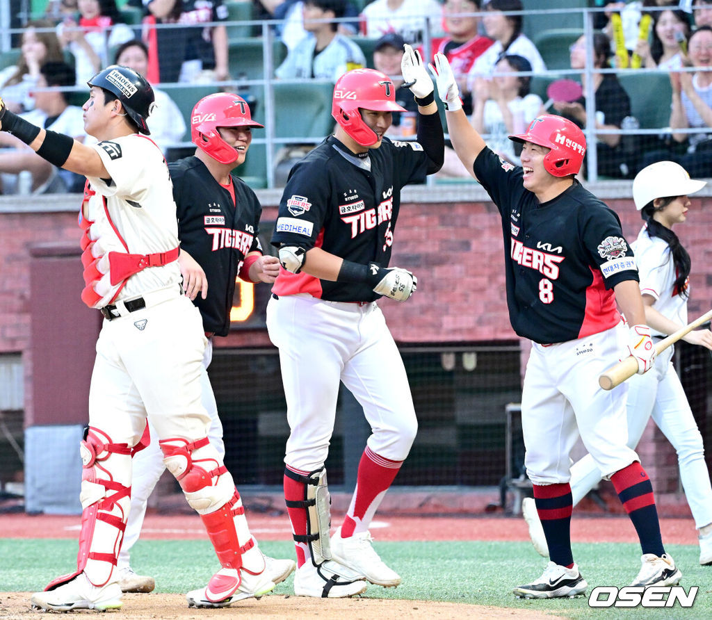 22일 인천 SSG랜더스필드에서 ‘2025 신한 SOL Bank KBO리그’ SSG 랜더스와 KIA 타이거즈의 경기가 열렸다.홈팀 SSG는 드류 앤더슨, 방문팀 KIA는 제임스 네일을 선발로 내세웠다.8회초 1사 1루 상황 KIA 김석환이 역전 우중간 투런포를 날리고 홈을 밟은 뒤 이창진-한준수와 기뻐하고 있다. 2025.06.22 / dreamer@osen.co.kr