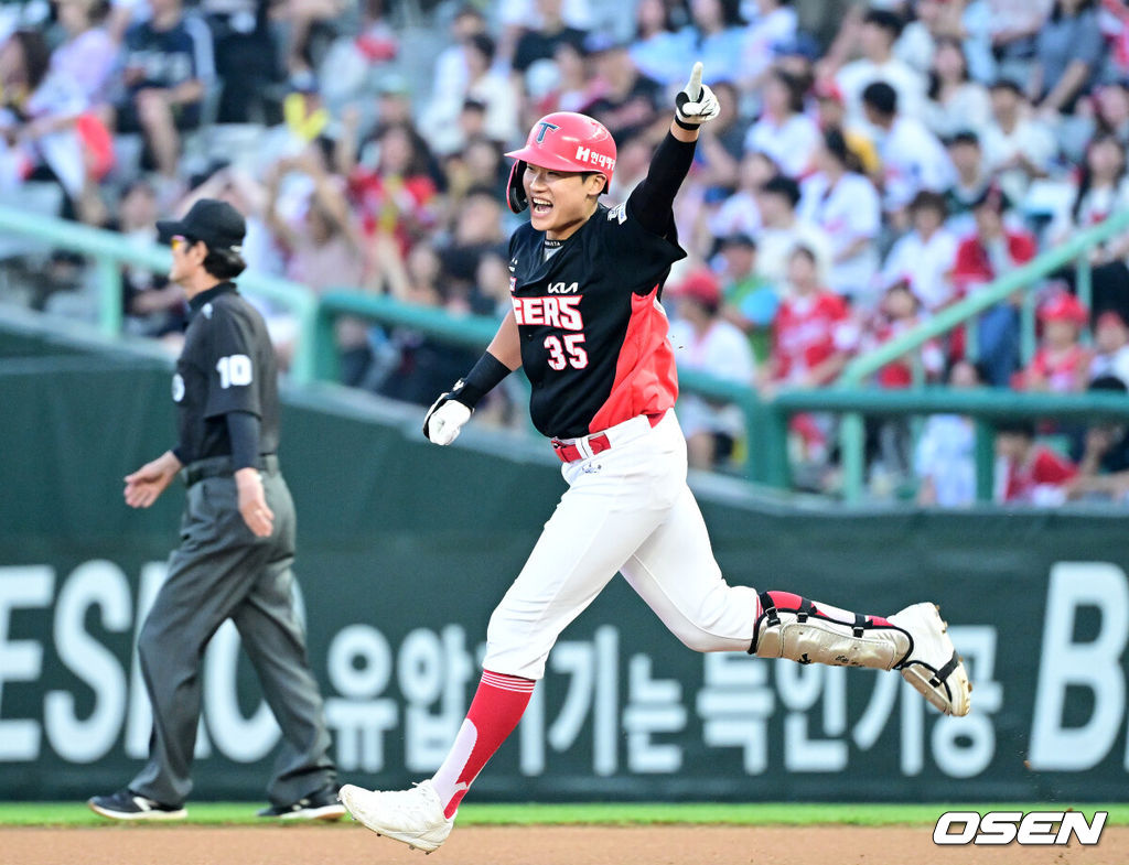 22일 인천 SSG랜더스필드에서 ‘2025 신한 SOL Bank KBO리그’ SSG 랜더스와 KIA 타이거즈의 경기가 열렸다.홈팀 SSG는 드류 앤더슨, 방문팀 KIA는 제임스 네일을 선발로 내세웠다.8회초 1사 1루 상황 KIA 김석환이 역전 우중간 투런포를 날리고 그라운드를 돌며 기뻐하고 있다. 2025.06.22 / dreamer@osen.co.kr