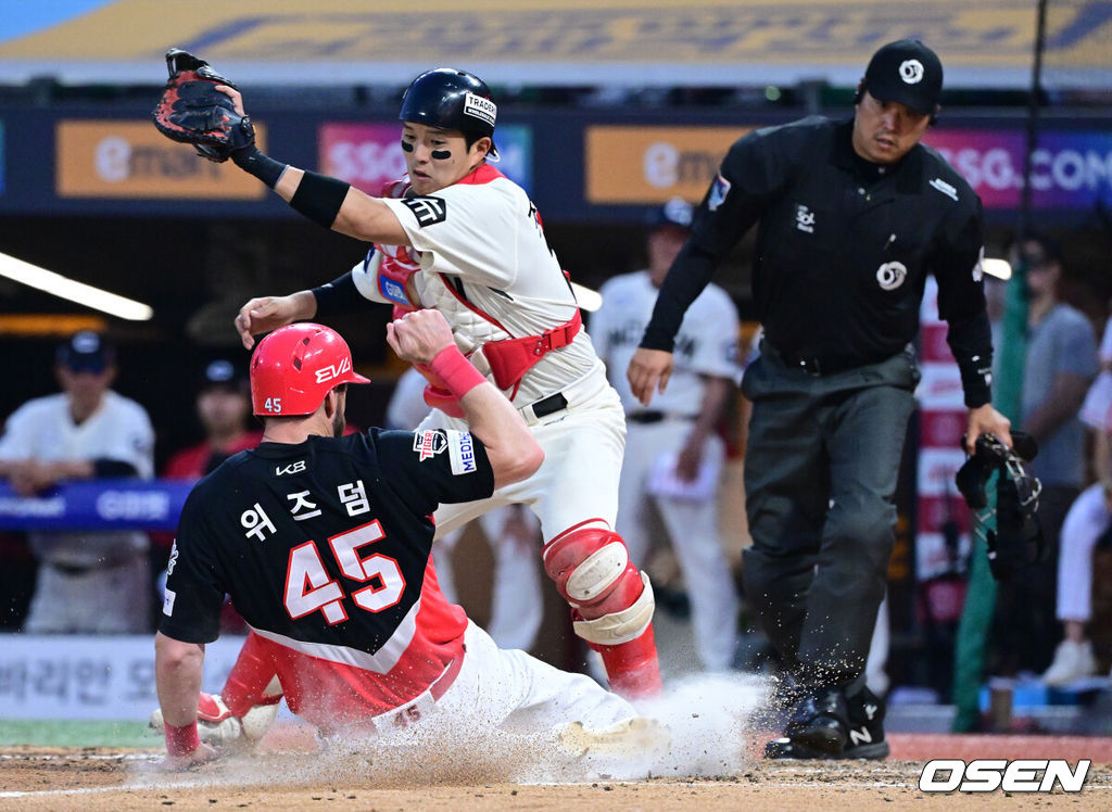 22일 인천 SSG랜더스필드에서 ‘2025 신한 SOL Bank KBO리그’ SSG 랜더스와 KIA 타이거즈의 경기가 열렸다.홈팀 SSG는 드류 앤더슨, 방문팀 KIA는 제임스 네일을 선발로 내세웠다.9회초 1사 2, 3루 상황 KIA 김호령의 달아나는 1타점 희생플라이 3주자 위즈덤이 홈으로 태그업, 슬라이딩 해 세이프되고 있다. 2025.06.22 / dreamer@osen.co.kr