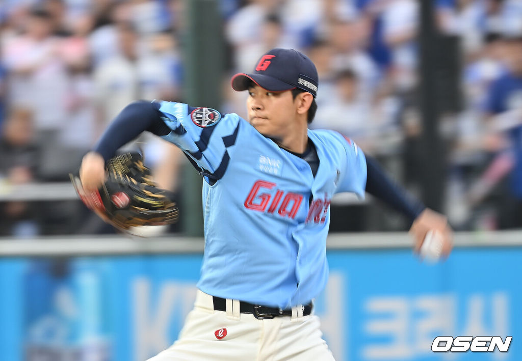 22일 부산 사직야구장에서 2025 신한 SOL 뱅크 KBO 리그 롯데 자이언츠와 삼성 라이온즈의 경기가 열렸다. 홈팀 롯데는 박세웅이, 방문팀 삼성은 원태인이 선발 출전했다.롯데 자이언츠 홍민기가 역투하고 있다. 2025.06.22 / foto0307@osen.co.kr