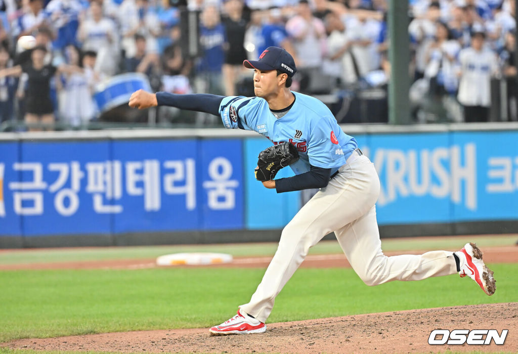 22일 부산 사직야구장에서 2025 신한 SOL 뱅크 KBO 리그 롯데 자이언츠와 삼성 라이온즈의 경기가 열렸다. 홈팀 롯데는 박세웅이, 방문팀 삼성은 원태인이 선발 출전했다.롯데 자이언츠 윤성빈이 역투하고 있다. 2025.06.22 / foto0307@osen.co.kr