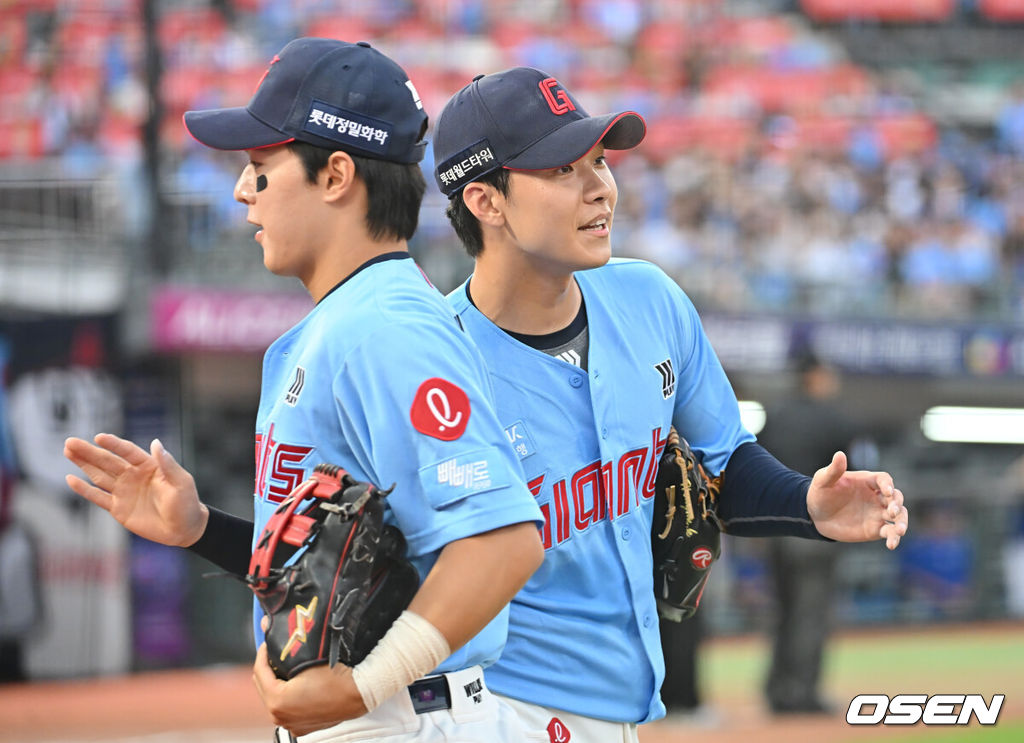 22일 부산 사직야구장에서 2025 신한 SOL 뱅크 KBO 리그 롯데 자이언츠와 삼성 라이온즈의 경기가 열렸다. 홈팀 롯데는 박세웅이, 방문팀 삼성은 원태인이 선발 출전했다.롯데 자이언츠 홍민기가 6회초 2사 2루 삼성 라이온즈 구자욱의 안타성 타구를 잡은 레이예스를 보며 기뻐하고 있다. 2025.06.22 / foto0307@osen.co.kr