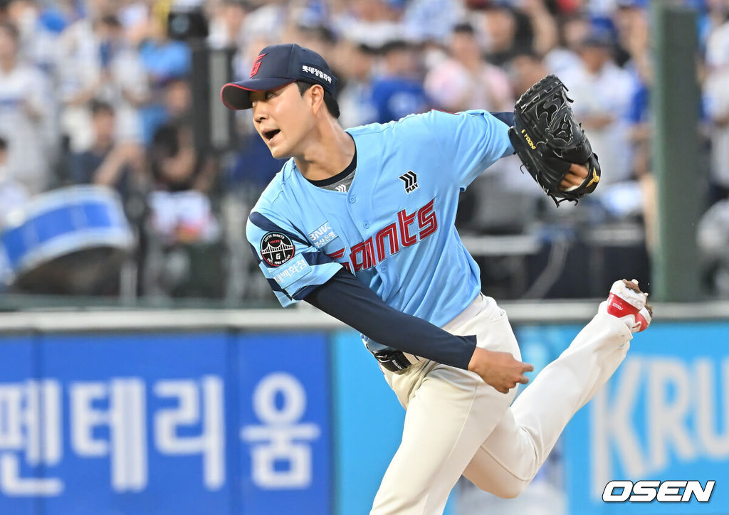22일 부산 사직야구장에서 2025 신한 SOL 뱅크 KBO 리그 롯데 자이언츠와 삼성 라이온즈의 경기가 열렸다. 홈팀 롯데는 박세웅이, 방문팀 삼성은 원태인이 선발 출전했다.롯데 자이언츠 윤성빈이 역투하고 있다. 2025.06.22 / foto0307@osen.co.kr