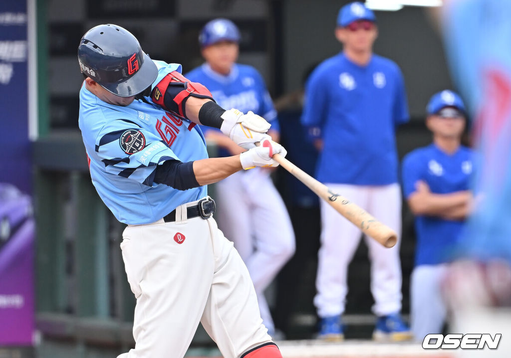22일 부산 사직야구장에서 2025 신한 SOL 뱅크 KBO 리그 롯데 자이언츠와 삼성 라이온즈의 경기가 열렸다. 홈팀 롯데는 박세웅이, 방문팀 삼성은 원태인이 선발 출전했다.롯데 자이언츠 김민성이 2회말 1사 2루 중견수 뒤 1타점 2루타를 치고 있다. 2025.06.22 / foto0307@osen.co.kr