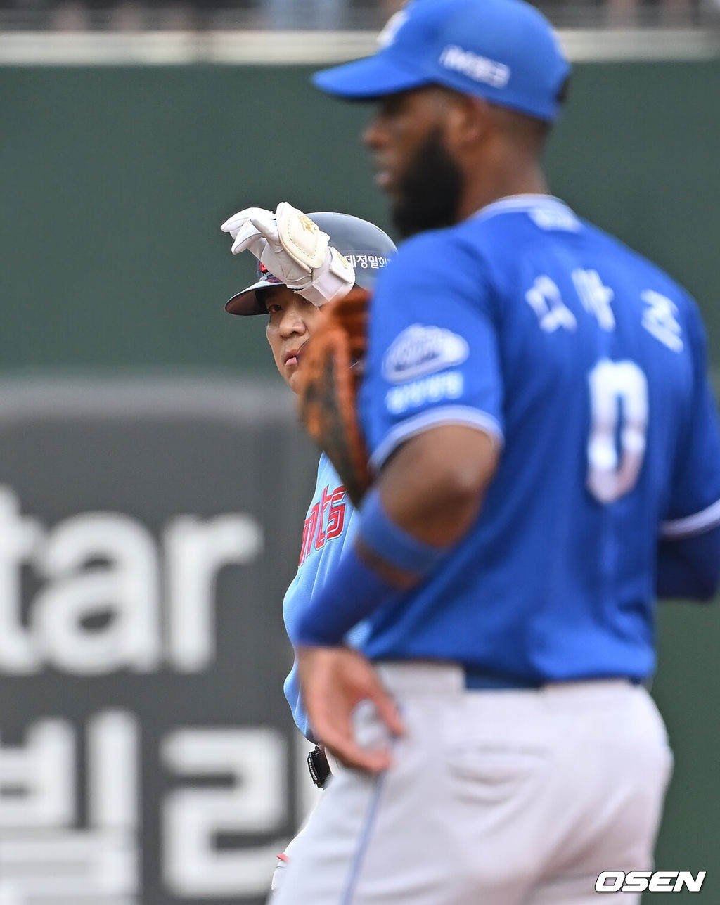 22일 부산 사직야구장에서 2025 신한 SOL 뱅크 KBO 리그 롯데 자이언츠와 삼성 라이온즈의 경기가 열렸다. 홈팀 롯데는 박세웅이, 방문팀 삼성은 원태인이 선발 출전했다.롯데 자이언츠 김민성이 2회말 1사 2루 중견수 뒤 1타점 2루타를 치고 세리머니를 하고 있다. 2025.06.22 / foto0307@osen.co.kr