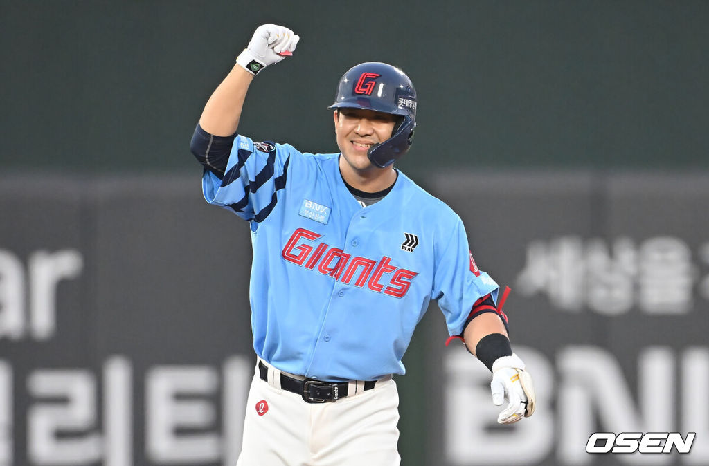 22일 부산 사직야구장에서 2025 신한 SOL 뱅크 KBO 리그 롯데 자이언츠와 삼성 라이온즈의 경기가 열렸다. 홈팀 롯데는 박세웅이, 방문팀 삼성은 원태인이 선발 출전했다.롯데 자이언츠 김민성이 7회말 1사 만루 역전 3타점 2루타를 치고 세리머니를 하고 있다. 2025.06.22 / foto0307@osen.co.kr