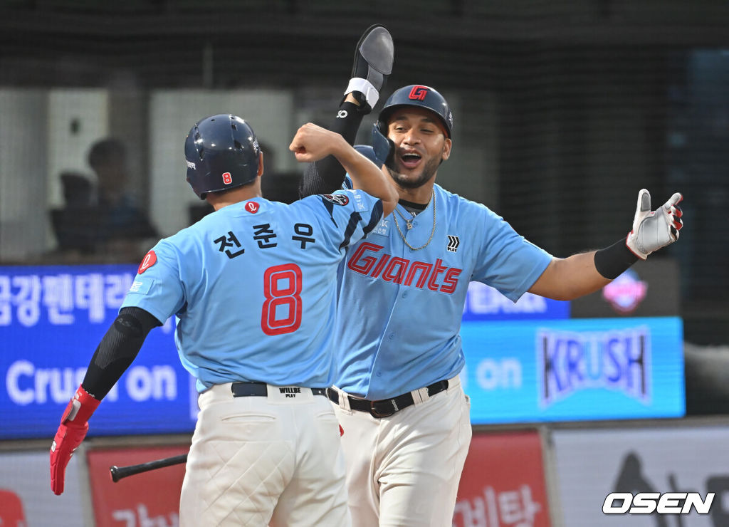 22일 부산 사직야구장에서 2025 신한 SOL 뱅크 KBO 리그 롯데 자이언츠와 삼성 라이온즈의 경기가 열렸다. 홈팀 롯데는 박세웅이, 방문팀 삼성은 원태인이 선발 출전했다.롯데 자이언츠 레이예스가 7회말 1사 만루 김민성의 역전 3타점 2루타때 홈인한 전준우와 기쁨을 나누고 있다. 2025.06.22 / foto0307@osen.co.kr