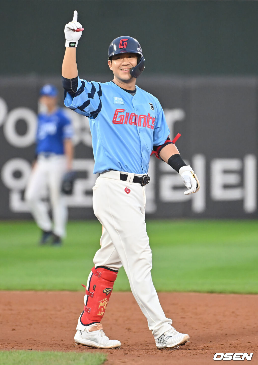 22일 부산 사직야구장에서 2025 신한 SOL 뱅크 KBO 리그 롯데 자이언츠와 삼성 라이온즈의 경기가 열렸다. 홈팀 롯데는 박세웅이, 방문팀 삼성은 원태인이 선발 출전했다.롯데 자이언츠 김민성이 7회말 1사 만루 역전 3타점 2루타를 치고 세리머니를 하고 있다. 2025.06.22 / foto0307@osen.co.kr