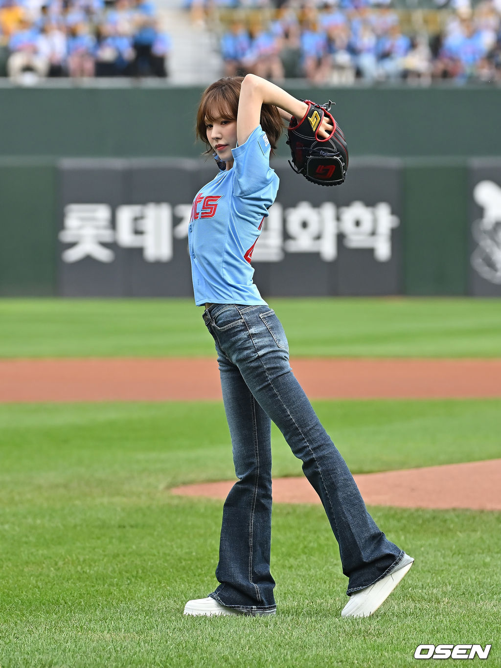 22일 부산 사직야구장에서 2025 신한 SOL 뱅크 KBO 리그 롯데 자이언츠와 삼성 라이온즈의 경기가 열렸다. 홈팀 롯데는 박세웅이, 방문팀 삼성은 원태인이 선발 출전했다.걸그룹 레드벨벳 웬디가 롯데 자이언츠 승리 기원 시구를 하고 있다. 2025.06.22 / foto0307@osen.co.kr