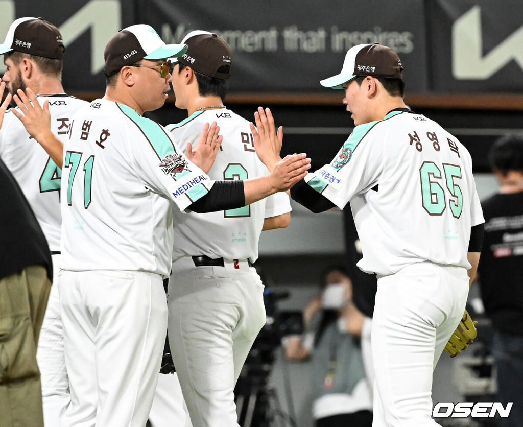 디펜딩 챔프 KIA 타이거즈가 스윕과 함께 5연승을 질주했다. KIA는 19일 광주-기아 챔피언스필드에서 열린 '2025 신한은행 SOL bank KBO리그' KT 위즈와의 경기를 5-0으로 승리했다.경기 종료 후 KIA 이범호 감독이 성영탁과 승리의 기쁨을 나누고 있다. 2025.06.19 /sunday@osen.co.kr