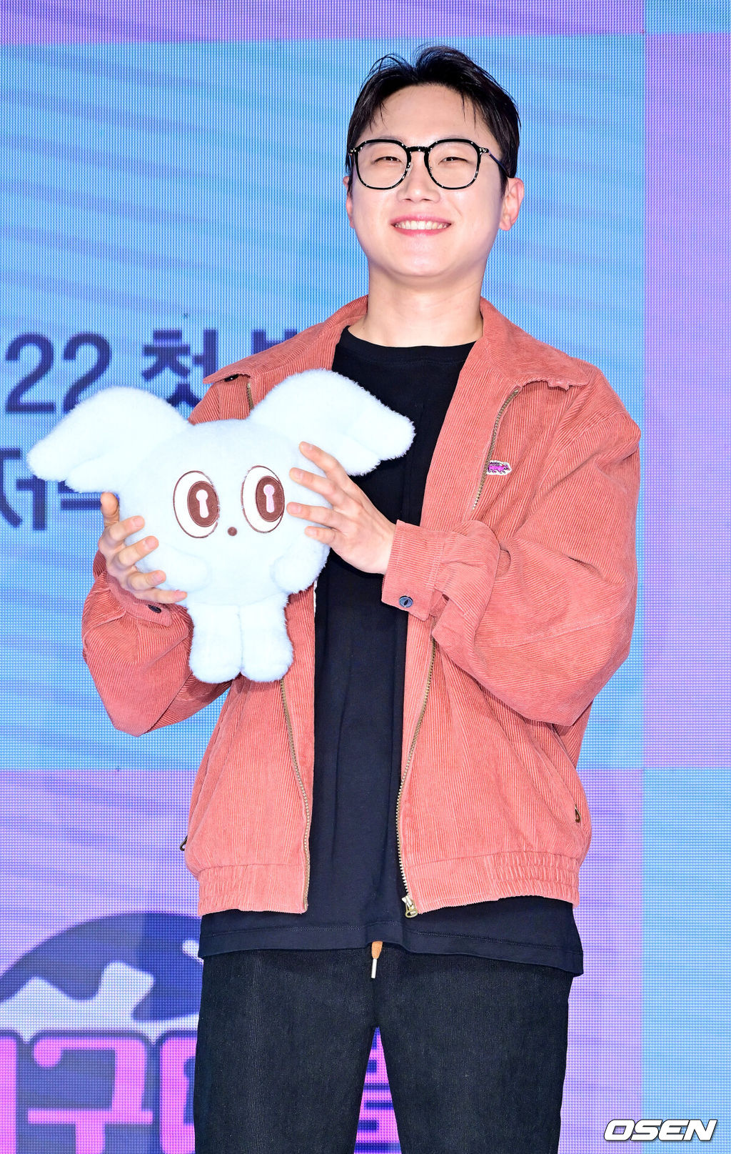 20일 오후 서울 마포구 상암동 쇼킹 K-POP 스튜디오에서 ENA '지구마불 세계여행3' 제작발표회가 열렸다.‘지구마불3’는 여행 크리에이터 3대장 빠니보틀, 원지, 곽튜브가 김태호 PD에 의해 설계된 세계여행 부루마불 게임에 참여, 주사위에 운명을 맡기고 세계 각지를 여행하는 과정을 담은 예능 프로그램이다. 빠니보틀이 포토타임을 갖고 있다. 2025.03.20 / rumi@osen.co.kr