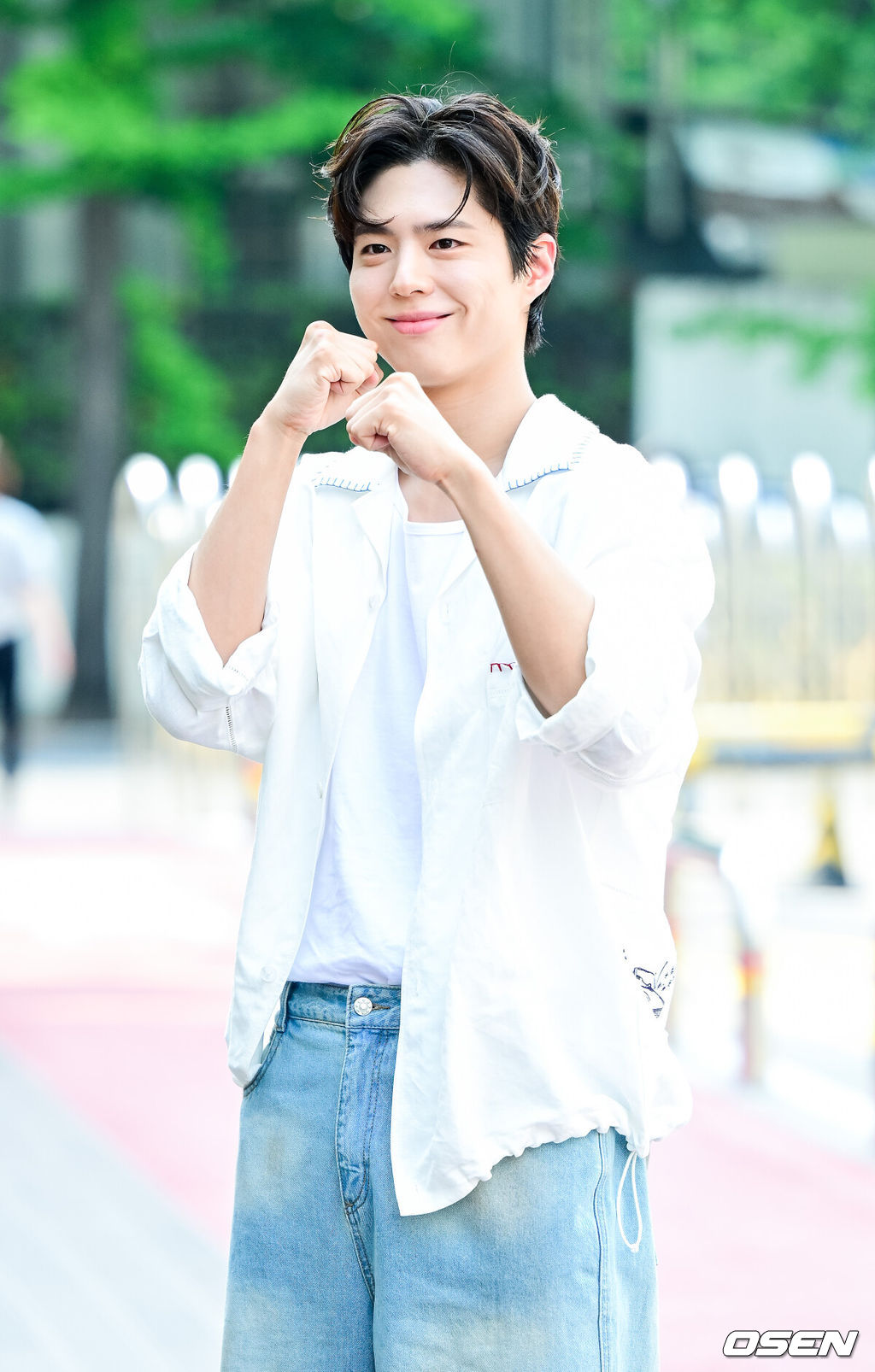 17일 오후 서울 여의도 KBS 신관에서 KBS 2TV '더 시즌즈 - 박보검의 칸타빌레' 녹화가 진행됐다.박보검은 드라마 ‘굿보이’와 심야 음악 프로그램 ‘더 시즌즈-박보검의 칸타빌레’ MC로 활약하며 활발한 활동을 이어가고 있다.배우 박보검이 방송국으로 향하며 인사하고 있다. 2025.06.17 / dreamer@osen.co.kr