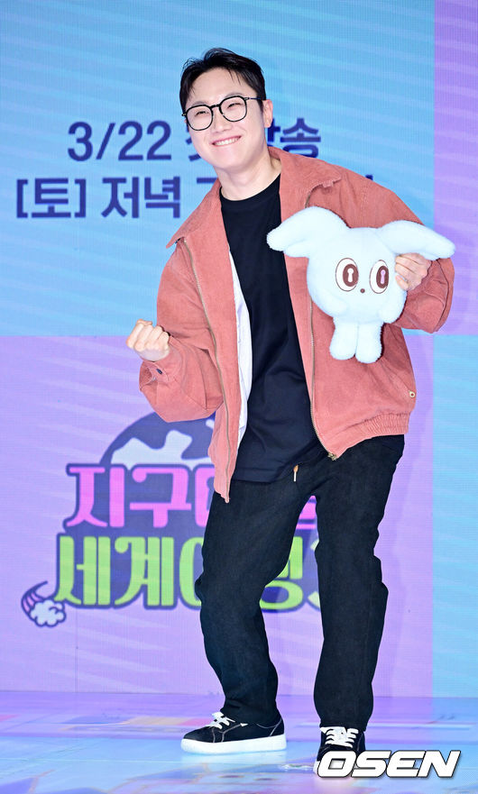 [OSEN=민경훈 기자] 20일 오후 서울 마포구 상암동 쇼킹 K-POP 스튜디오에서 ENA '지구마불 세계여행3' 제작발표회가 열렸다.‘지구마불3’는 여행 크리에이터 3대장 빠니보틀, 원지, 곽튜브가 김태호 PD에 의해 설계된 세계여행 부루마불 게임에 참여, 주사위에 운명을 맡기고 세계 각지를 여행하는 과정을 담은 예능 프로그램이다. 빠니보틀이 포토타임을 갖고 있다. 2025.03.20 / rumi@osen.co.kr