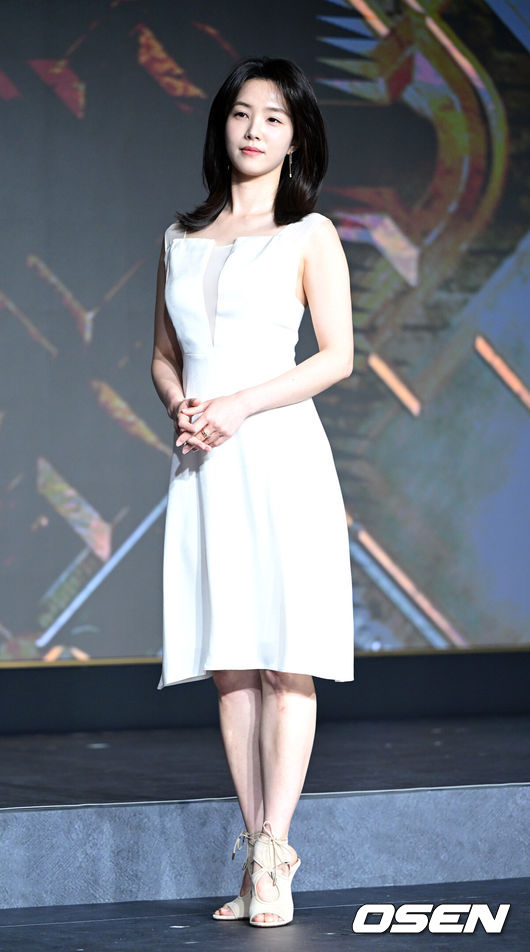 [OSEN=최규한 기자] 29일 오전 서울 마포동 호텔나루 엠갤러리에서 넷플릭스 ‘데블스 플랜: 데스룸’ 제작발표회가 열렸다. ‘데블스 플랜: 데스룸’은 다양한 직업군의 플레이어가 7일간 합숙하며 최고의 브레인을 가리는 두뇌 서바이벌 게임이다.강지영 아나운서가 포토타임을 하고 있다. 2025.04.29 / dreamer@osen.co.kr