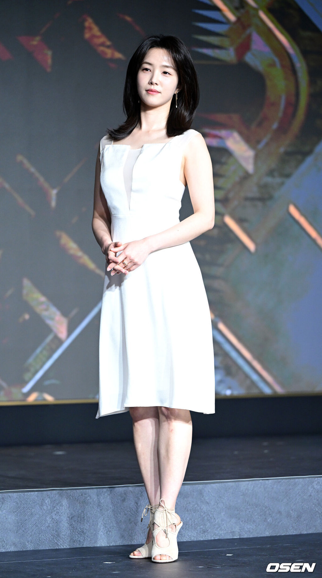 29일 오전 서울 마포동 호텔나루 엠갤러리에서 넷플릭스 ‘데블스 플랜: 데스룸’ 제작발표회가 열렸다. ‘데블스 플랜: 데스룸’은 다양한 직업군의 플레이어가 7일간 합숙하며 최고의 브레인을 가리는 두뇌 서바이벌 게임이다.강지영 아나운서가 포토타임을 하고 있다. 2025.04.29 / dreamer@osen.co.kr