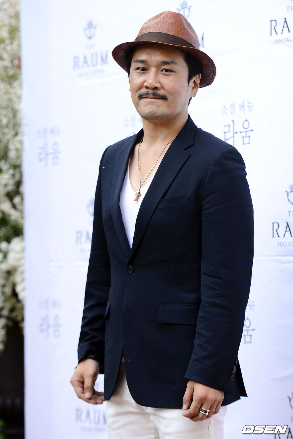 13일 오후 서울 역삼동 더 라움에서 '김지우와 레이먼 킴'이 백년가약을 맺는다. 결혼식장을 찾은 JK김동욱이 포토타임을 갖고 있다.김지우와 레이먼 킴은 지난해 케이블채널 올리브채널의 ‘키친 파이터’에서 각각 출연자와 심사위원으로 처음 만나 사랑을 키워왔다.비공개로 진행되는 결혼식은 신랑 레이먼 킴의 지인이 사회를 맡고 주례 없이 양가 부모님 말씀으로 대신하며 축가는 JK김동욱, 박선주, 에프엑스의 루나, 브라이언을 비롯해 김지우와 뮤지컬을 함께한 공연팀 등이 부를 예정이다. /ouxou@osen.co.kr