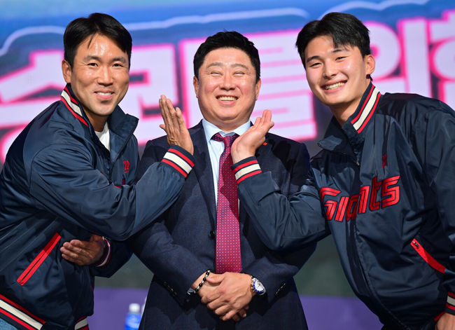 ’2025 신한 SOL Bank KBO 미디어데이 & 팬페스트’가 20일 서울 송파구 롯데호텔 월드에서 열렸다.  이번 행사에는 각 구단의 감독을 비롯해 KIA 나성범, 김도영, 삼성 구자욱, 강민호, LG 박해민, 홍창기, 두산 양의지, 김택연, KT 장성우, 강백호, SSG 김광현, 박성한, 롯데 전준우, 윤동희, 한화 채은성, 김서현, NC 박민우, 김형준, 키움 송성문, 이주형 등 KBO 리그 10개 구단 주장과 대표 선수가 참석한다.롯데 전준우, 김태형 감독, 윤동희가 포즈를 취하고 있다. 2025.03.20 /cej@osen.co.kr