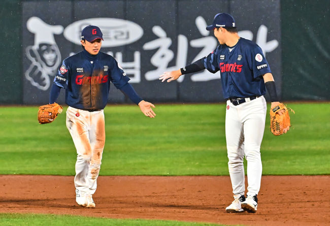 12일 부산 사직야구장에서 2025 신한 SOL 뱅크 KBO 리그 롯데 자이언츠와 NC 다이노스의 경기가 열렸다. 주말 3연전 동안 NC 다이노스가 창원NC파크 대신 사직야구장을 홈구장으로 사용한다. 홈팀 NC는 신민혁, 방문팀 롯데는 데이비슨이 선발 출전했다.롯데 자이언츠 전민재가 7회말 2사 1루 NC 다이노스 권희동의 타구를 몸을 날려 잡아 아웃시키고 고승민과 하이파이브를 하고 있다. 2025.04.12 / foto0307@osen.co.kr
