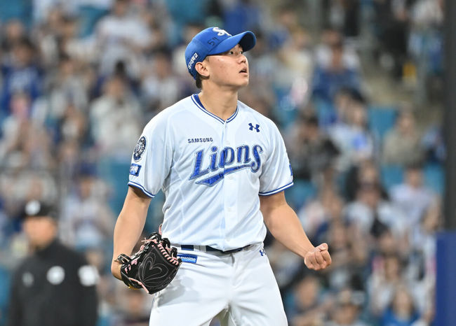 29일 대구삼성라이온즈파크에서 2025 신한 SOL 뱅크 KBO 리그 삼성 라이온즈와 롯데 자이언츠의 경기가 열렸다. 홈팀 삼성은 최원태가, 방문팀 롯데는 박세웅이 선발 출전했다. 삼성 라이온즈 배찬승이 6회초 2사 2,3루 롯데 자이언츠 장두성을 삼진으로 잡고 주먹을 불끈 쥐며 환호하고 있다. 2025.05.29 / foto0307@osen.co.kr