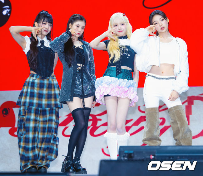 [OSEN=민경훈 기자] 23일 서울 용산구 블루스퀘어 SOL트래블홀에서 피네이션 걸그룹 베이비돈크라이 데뷔 기념 쇼케이스가 열렸다.아이들 전소연이 프로듀싱을 맡아 화제를 모은 피네이션 신예 걸그룹 Baby DONT Cry(베이비돈크라이)가 가요계에 정식 데뷔한다. 베이비돈크라이는 이현, 쿠미, 미아, 베니로 구성된 4인조 걸그룹이다.베이비돈크라이 멤버들이 포토타임을 가지고 있다. 2025.06.23 /rumi@osen.co.kr