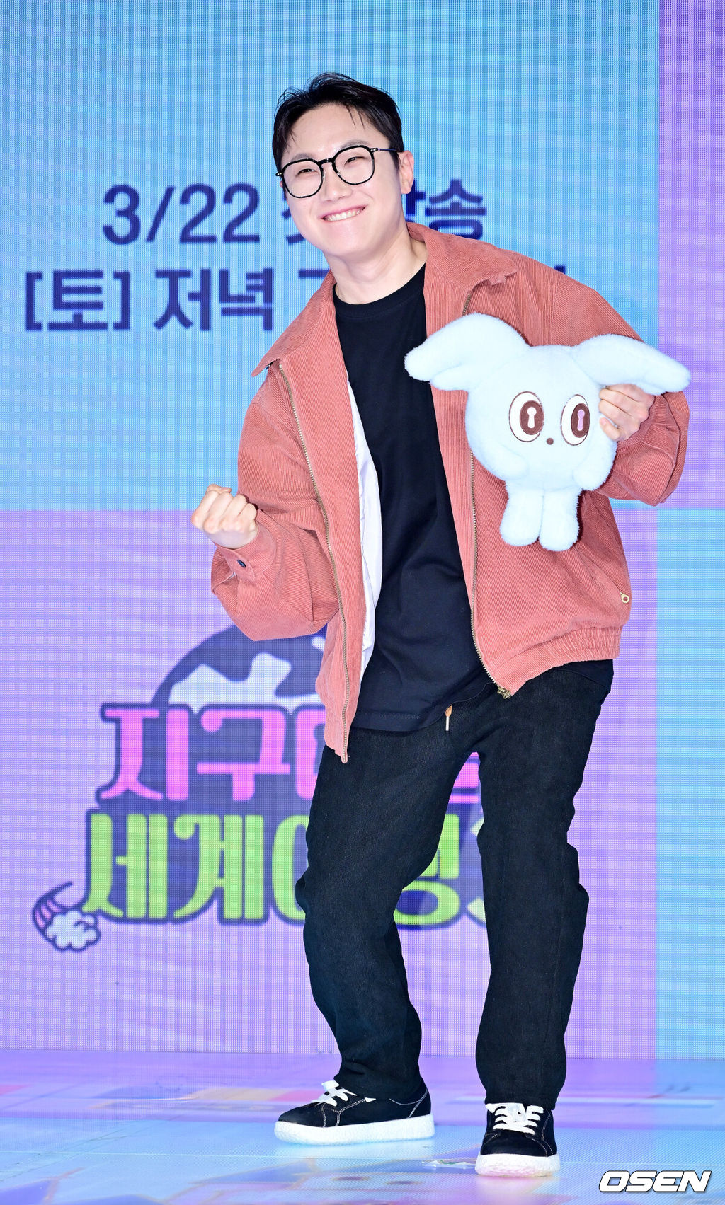 20일 오후 서울 마포구 상암동 쇼킹 K-POP 스튜디오에서 ENA '지구마불 세계여행3' 제작발표회가 열렸다.‘지구마불3’는 여행 크리에이터 3대장 빠니보틀, 원지, 곽튜브가 김태호 PD에 의해 설계된 세계여행 부루마불 게임에 참여, 주사위에 운명을 맡기고 세계 각지를 여행하는 과정을 담은 예능 프로그램이다. 빠니보틀이 포토타임을 갖고 있다. 2025.03.20 / rumi@osen.co.kr