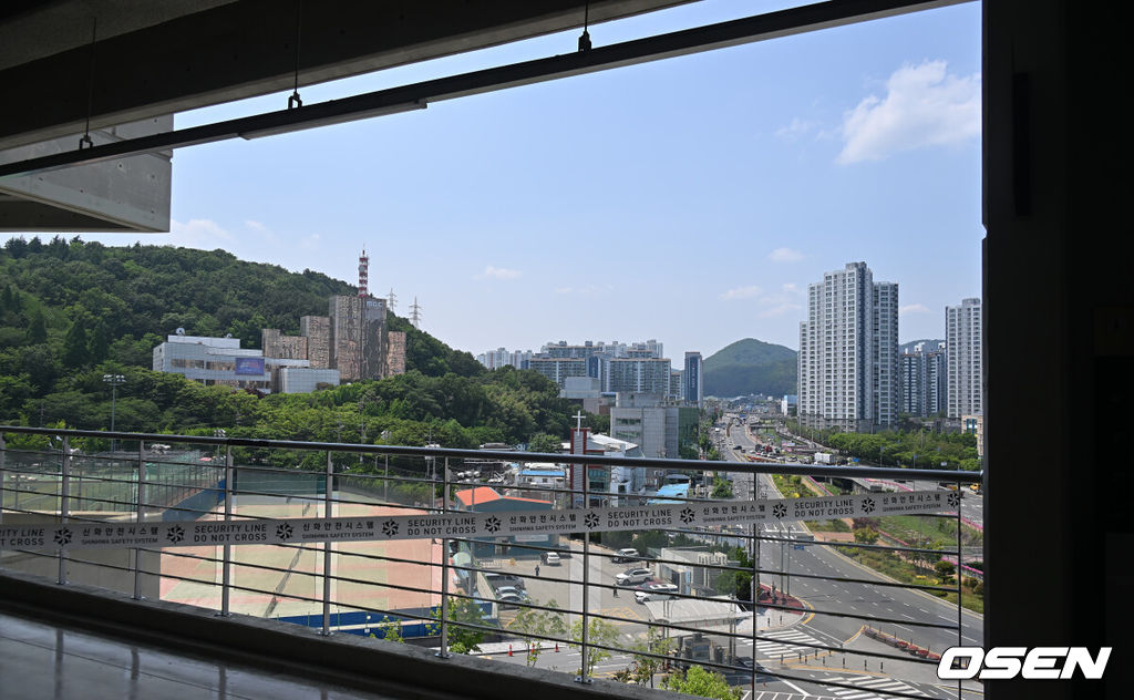 30일 창원NC파크에서 2025 신한 SOL 뱅크 KBO 리그 NC 다이노스와 한화 이글스의 경기가 열린다. 홈팀 NC가 긴 방황을 끝내고 홈구장으로 돌아왔다.창원NC파크 외벽 구조물 추락 사고로 야구팬이 사망한 사고의 원인이 된 루버가 제거되어 있다. 2025.05.30 / foto0307@osen.co.kr