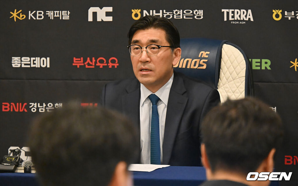 30일 창원NC파크에서 2025 신한 SOL 뱅크 KBO 리그 NC 다이노스와 한화 이글스의 경기가 열린다. 홈팀 NC가 긴 방황을 끝내고 홈구장으로 돌아왔다.NC 다이노스 이진만 대표가 창원NC파크 재개장 관련 구단 입장과 향후 대처에 대한 공식 브리핑을 진행하고 있다. 2025.05.30 / foto0307@osen.co.kr