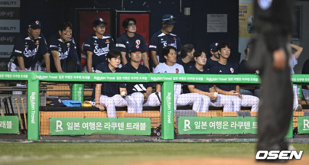 22일 오후 서울 잠실구장에서 2025 신한 SOL Bank KBO리그 LG 트윈스와 두산 베어스의 경기가 열렸다.LG는 송승기, 두산은 최승용이 선발로 나섰다.5-13으로 벌어진 8회말 두산 더그아웃의 분위기가 어둡다. 2025.06.22 /cej@osen.co.kr