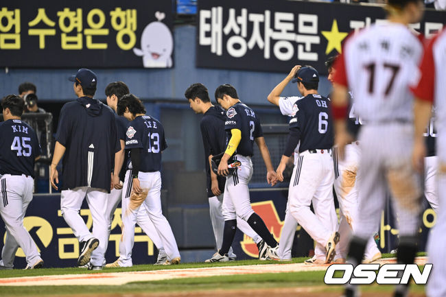 [OSEN=잠실, 조은정 기자]LG가 1선발 같은 5선발 송승기의 호투를 앞세워 라이벌 두산에 승리를 거뒀다. 프로야구 LG 트윈스는 22일 서울 잠실구장에서 열린 2025 신한 SOL뱅크 KBO리그 두산 베어스와의 시즌 8번째 맞대결에서 13-5로 승리했다. 두산이 아쉬워하고 있다. 2025.06.22 /