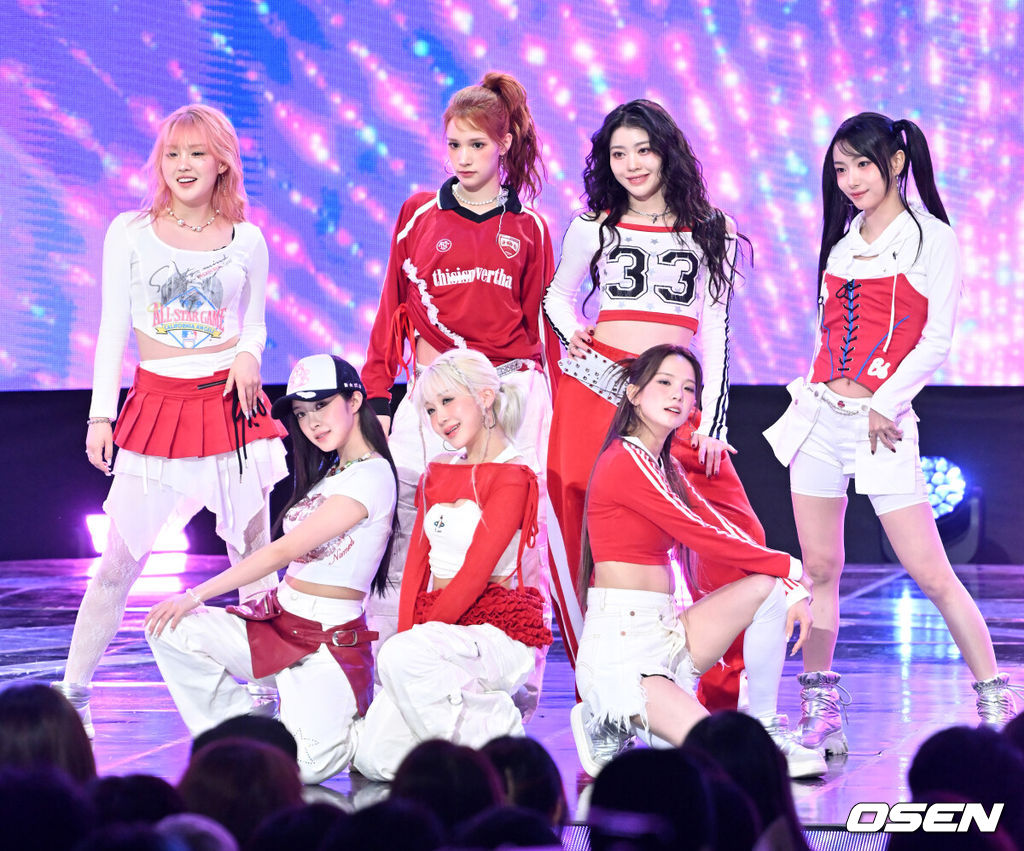 5일 오후 서울 마포구 상암동 SBS프리즘타워에서 SBS MTV ‘THE SHOW(더쇼)’ 생방송이 진행됐다.이날 무대는 82MAJOR, 앰퍼샌드원 (AMPERS&ONE), BEWAVE, 버비 (Burvey), 드림노트(DreamNote), DXMON(다이몬), 이젤(EJel), 케플러(Kep1er), 문종업, 퍼플키스(PURPLE KISS), SAY MY NAME , STAYC(스테이씨), tracer (트레이서), tripleS Visionary Vision 등이 무대에 올라 멋진 퍼포먼스를 선보였다.케플러가 화려한 무대를 선보이고 있다. 2024.11.05 / rumi@osen.co.kr