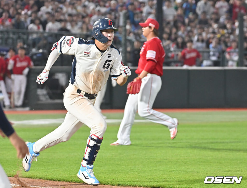 1일 부산 사직야구장에서 2025 신한 SOL 뱅크 KBO 리그 롯데 자이언츠와 SSG 랜더스의 경기가 열렸다. 홈팀 롯데는 이민석이, 방문팀 SSG는 앤더슨이 선발 출전했다.롯데 자이언츠 나승엽이 8회말 1사 만루 투수 병살로 1루에서 아웃되고 있다. 2025.06.01 / foto0307@osen.co.kr