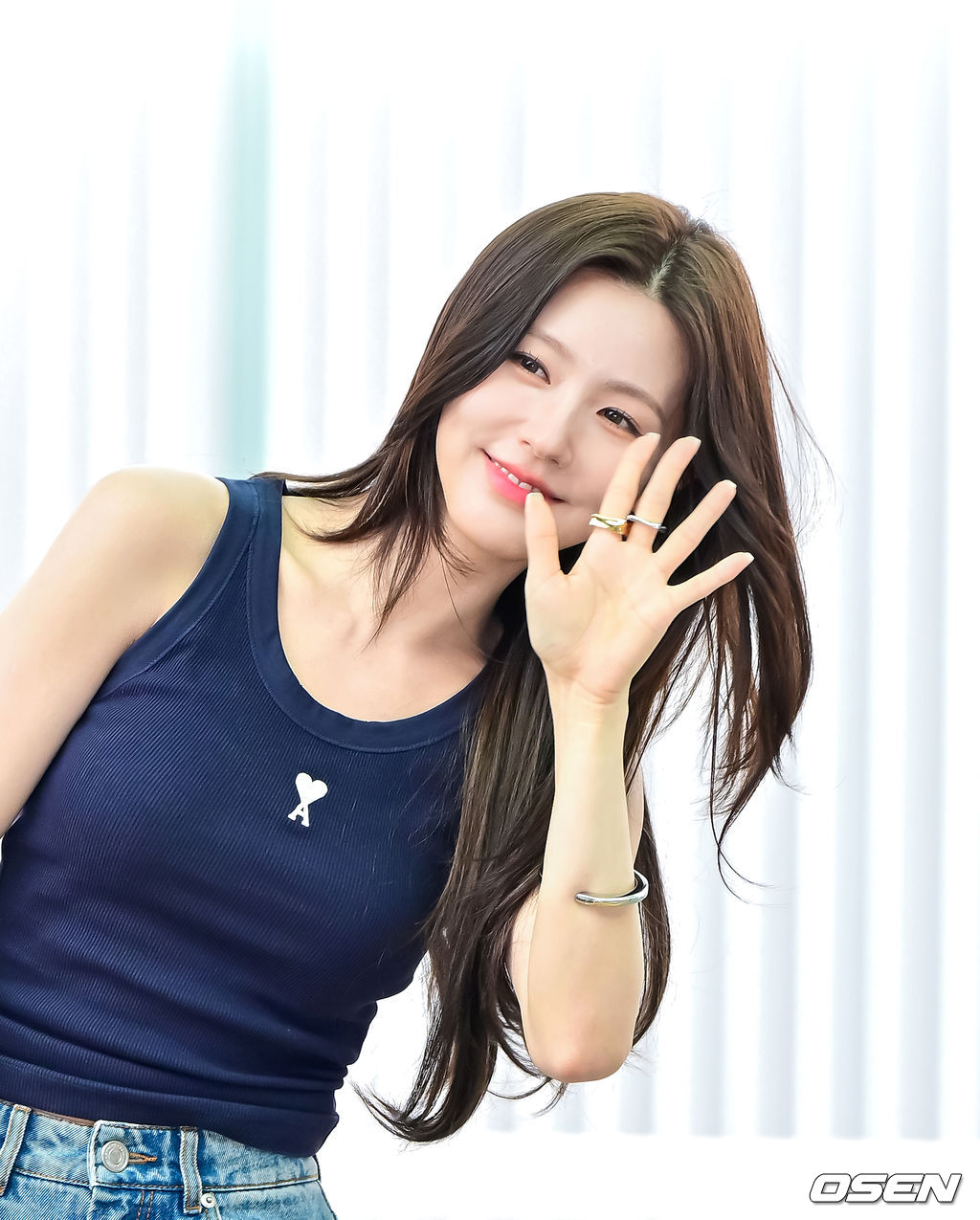 걸그룹 아이들 미연이 24일 오전 해외 일정에 참석하기 위해 인천국제공항을 통해 프랑스 파리로 출국했다.미연은 26SS 파리 패션위크에 참석할 예정이다.아이들 미연이 출국장으로 향하며 포즈를 취하고 있다. 2025.06.24 /jpnews@osen.co.kr