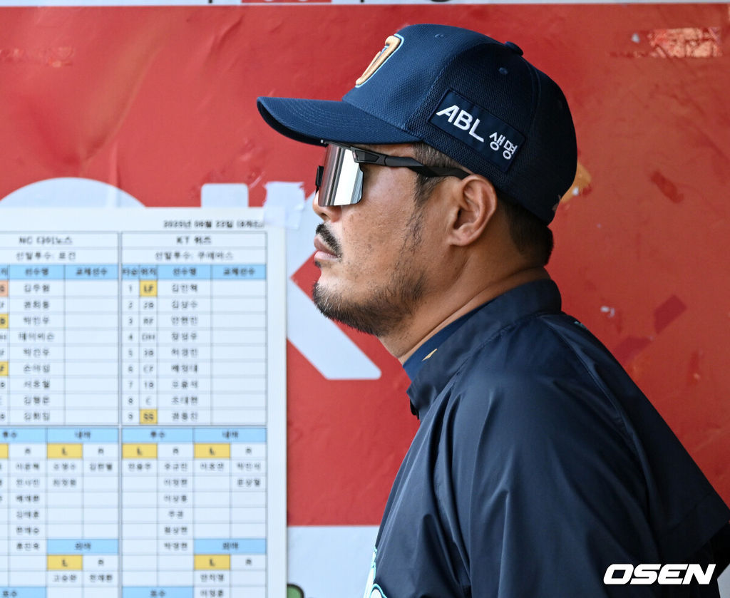 22일 오후 수원 KT위즈파크에서 2025 신한 SOL Bank KBO리그 KT 위즈와 NC 다이노스의 경기가 열렸다.KT는 쿠에바스, NC는 로건을 선발투수로 내세웠다NC 이호준 감독이 더그아웃에서 경기를 바라보고 있다. 2025.06.22 /sunday@osen.co.kr