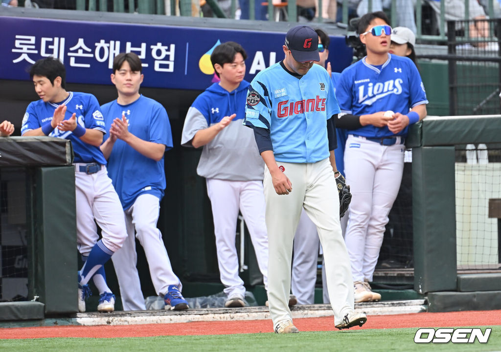 22일 부산 사직야구장에서 2025 신한 SOL 뱅크 KBO 리그 롯데 자이언츠와 삼성 라이온즈의 경기가 열렸다. 홈팀 롯데는 박세웅이, 방문팀 삼성은 원태인이 선발 출전했다.롯데 자이언츠 박세웅이 2회초 1실점 후 고개를 떨구고 있다. 2025.06.22 / foto0307@osen.co.kr