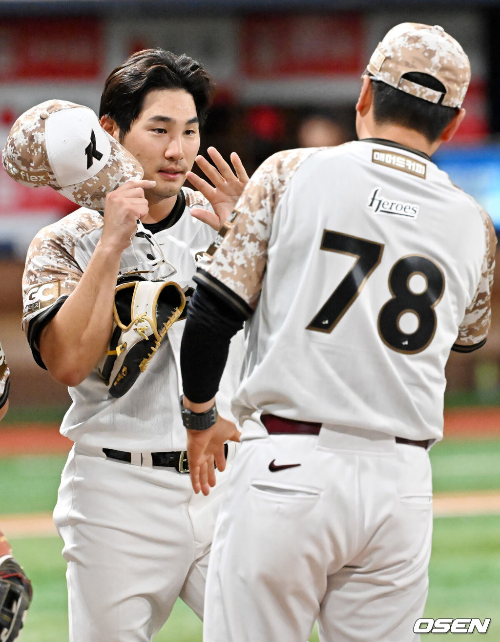 24일 서울 고척스카이돔에서 ‘2025 신한 SOL Bank KBO리그’ 키움 히어로즈와 KIA 타이거즈의 경기가 열렸다.이 경기에서 키움은 KIA에 9-6으로 승리하며 7연승을 저지하고 2연패에서 탈출했다. 경기를 마치고 키움 임지열이 홍원기 감독과 하이파이브를 하고 있다. 2025.06.24 / rumi@osen.co.kr