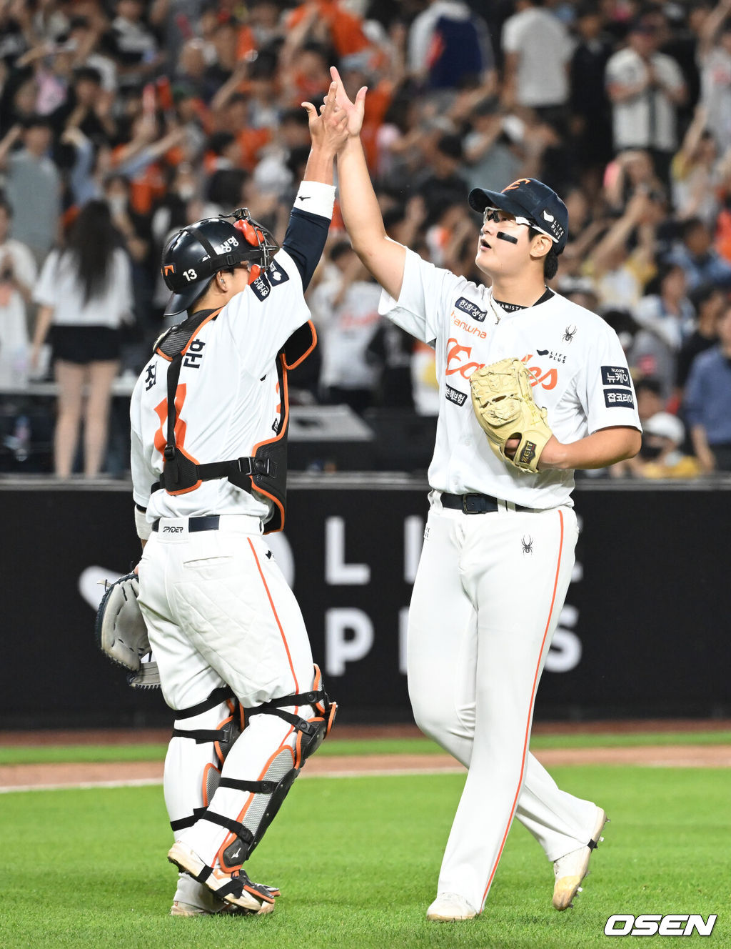 한화 김서현(오른쪽)이 승리 후 포수 최재훈과 세리머니를 하고 있다. 2025.06.04 / ksl0919@osen.co.kr