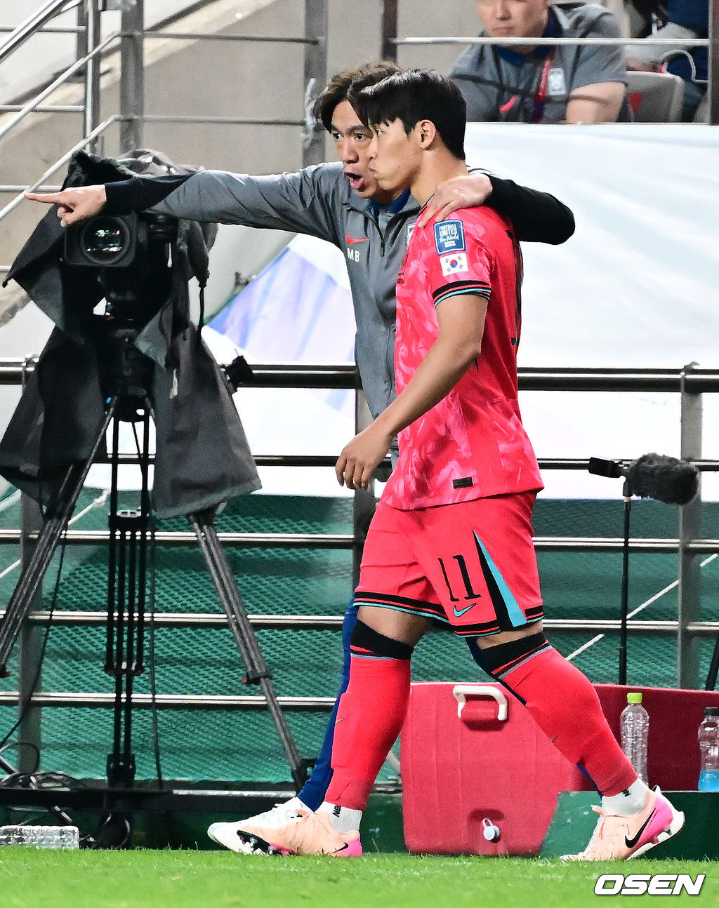대한민국 대표팀이 무려 15년 만에 패배 없이 최종예선을 마무리했다. 홍명보 감독이 이끄는 대한민국 축구 국가대표팀은 10일 서울월드컵경기장에서 열린 2026 국제축구연맹(FIFA) 북중미 월드컵 아시아지역 최종예선 3차 예선 B조 10차전에서 쿠웨이트와 맞붙어 4-0으로 대승했다.이번 승리로 한국은 승점 22점(6승 4무)을 만들면서 패배 없이 최종예선을 마쳤다.후반 한국 홍명보 감독이 황희찬을 교체 투입하며 전술을 설명하고 있다. 2025.06.10 /jpnews@osen.co.kr