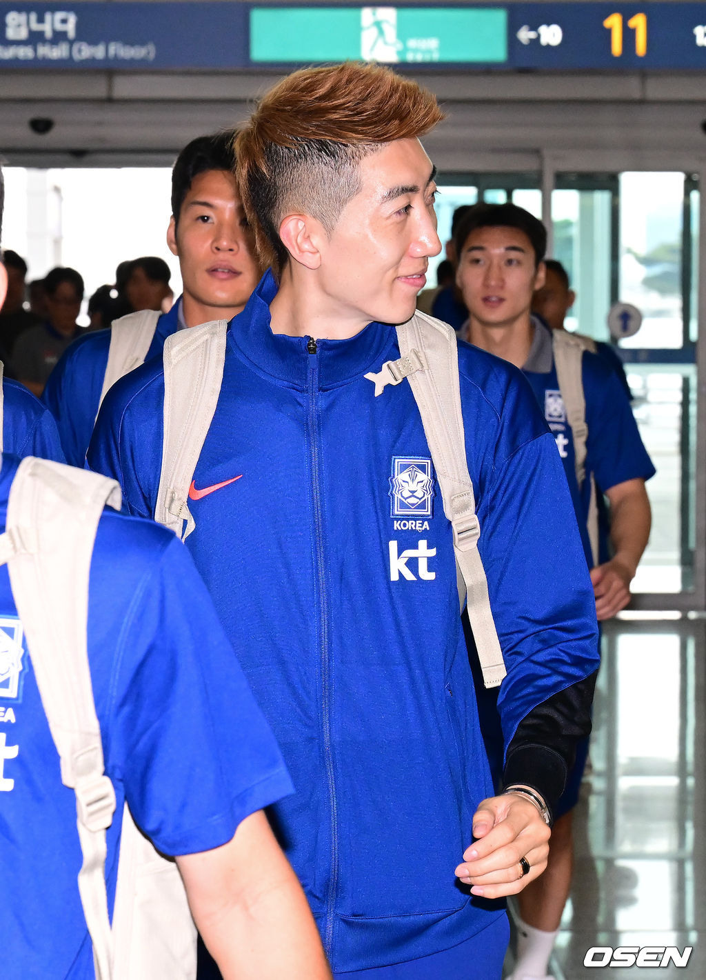 대한민국 축구 국가대표팀이 6일 오전 3시 15분(한국시간) 이라크와 2026 국제축구연맹(FIFA) 북중미 월드컵 아시아 3차 예선 B조 경기를 치르기 위해 이라크 원정 출국길에 올랐다.한국은 B조에서 선두(4승 4무, 승점 16)를 달리고 있다. 2위는 요르단(승점 13), 3위는 이라크(승점 12). 홍명보호는 남은 2경기에서 승점 1만 추가하면 11회 연속 본선 진출을 확정한다.축구대표팀 조현우가 취재진의 질문에 대답하고 있다. 2025.06.02 / ksl0919@osen.co.kr