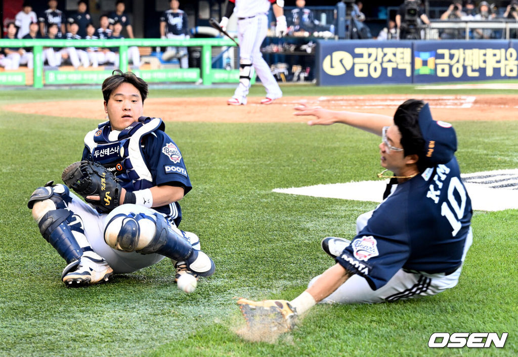 22일 오후 서울 잠실구장에서 2025 신한 SOL Bank KBO리그 LG 트윈스와 두산 베어스의 경기가 열렸다.LG는 송승기, 두산은 최승용이 선발로 나섰다.6회말 1사 두산 포수 김기연, 1루수 김민혁이 LG 박동원의 파울 타구를 잡지 못하고 있다. 2025.06.22 /cej@osen.co.kr