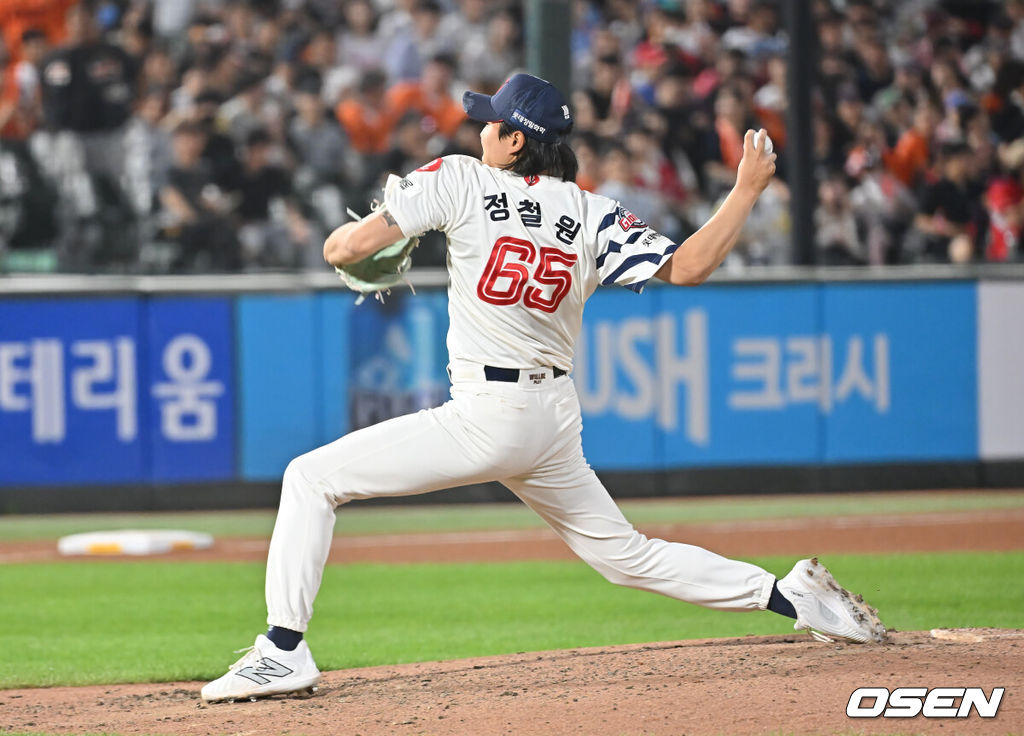 18일 부산 사직야구장에서 2025 신한 SOL 뱅크 KBO 리그 롯데 자이언츠와 한화 이글스의 경기가 열렸다. 홈팀 롯데는 홍민기가, 방문팀 한화는 엄상백이 선발 출전했다.롯데 자이언츠 정철원이 역투하고 있다. 2025.06.18 / foto0307@osen.co.kr