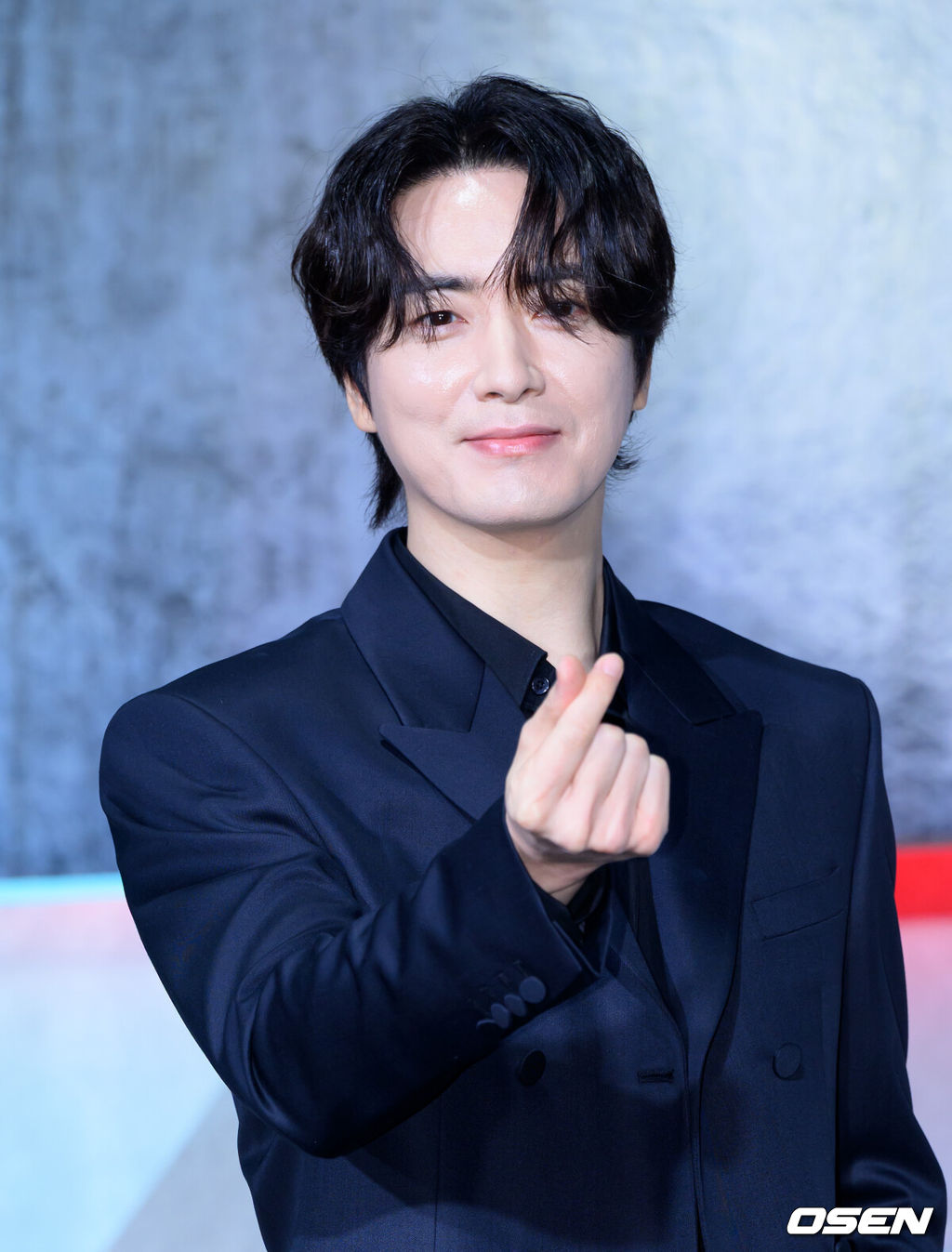 5일 서울 중구 앰배서더 서울 풀만 호텔 넷플릭스 시리즈 '광장' 제작발표회가 열렸다.스스로 아킬레스건을 자르고 광장 세계를 떠났던 ‘기준’이, 조직의 2인자였던 동생 ‘기석’의 죽음으로 11년 만에 돌아와 복수를 위해 그 배후를 파헤치는 느와르 액션이다.배우 이준혁이 포토타임을 가지고 있다. 2025.06.05 /sunday@osen.co.kr